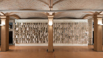 "Composizione non finita-infinita”, 2009, ceramica policroma, cm. h. 285 x 1000 x 27