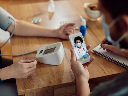 Video visita tra medico e paziente. Anche con i video/teleconsulti, almeno parte della relazione è conservata
