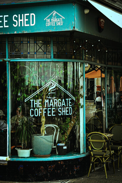 Vidriera de un café. La imagen externa debe ser coherente con la experiencia total que el negocio promete ofrecer, y debe estar respaldada por una consistencia interna