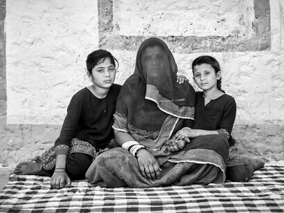 Lina Bertucci, Dhapu and Monika with Raisa, Kanoi, Rajasthan, 2025. Courtesy of Eleni Koroneou Gallery