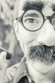 A premissa fundamental de qualquer rede social é a retenção de atenção do usuário. Quanto mais tempo você navega, rola e interage, maior se torna o valor dessa plataforma. Esse tempo de tela se traduz em um ativo precioso para a venda de anúncios, para a modulação da opinião pública e para a persuasão ou dissuasão de grupos inteiros. É um jogo de bilhões, onde cada segundo que você dedica à tela representa um ganho para as grandes corporações