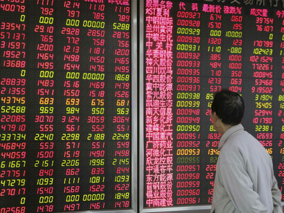 Un varón contempla las cotizaciones de los principales valores chinos
