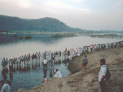 Human chain demonstration against mega-dams, central India, asserting continued faith in livelihoods @ Ashish Kothari