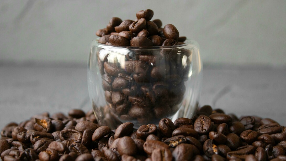 O café é repleto de antioxidantes que combatem danos celulares e previnem doenças crônicas
