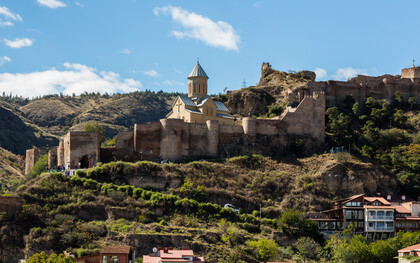 Castelo medieval de Narikala em Tbilisi, capital da Geórgia. O país está localizado no continente europeu, e também, asiático, prometendo o dobro de cultura! Suas terras abrigam algumas das cidades mais antigas do mundo, além da rica história representada pelos belos castelos medievais e antigas construções espalhadas. É claro, não pode se descartar a culinária característica e tão elogiada pelos turistas