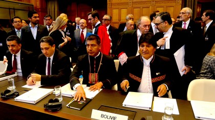 La delegación boliviana con su presidente al frente en la Corte de la Haya durante la reciente controversia con Chile a causa de la salida marítima reclamada por Bolivia