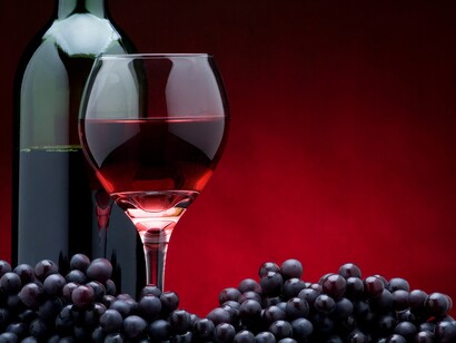 Vino rosso con le uve di provenienza.