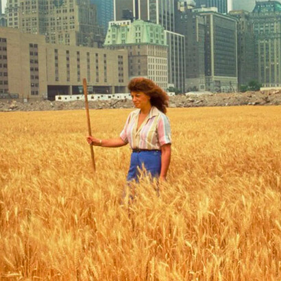 Wheatfild — A confrontation, de Agnes Denes. A arte ou a experiência artística não é em si funcional, mas condiciona a existência humana por via do sublime, uma sensação visceral que transcende o espaço e o tempo