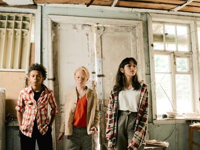 Jovens dentro de casa abandonada