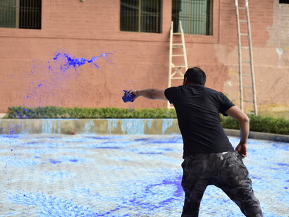Imran Qureshi, Out of Blue, 2020. Installazione site specific  creata in collaborazione con la Zindagi Trust Foundation e Shehzad Roy per sostenere la Khatoo-i-Pakistan Government Girls School. Courtesy of the artist