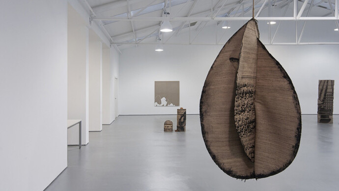 Watch before you fall. Courtesy of Galería Sabrina Amrani