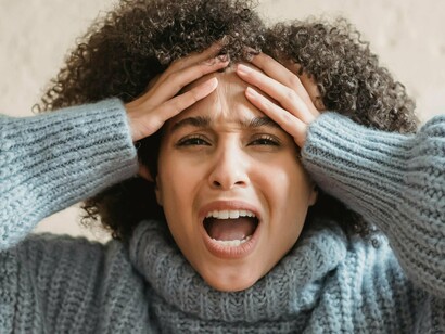 Tenho percebido também que muitas pessoas estão tão cheias de preocupações que simplesmente não conseguem ficar calmas, mesmo quando tentam. Sentar em silêncio, esperar, respirar fundo, ouvir sem responder imediatamente — tudo isso gera desconforto. A mente já está tão acostumada ao excesso de estímulos e antecipações que qualquer pausa parece estranha, quase ameaçadora