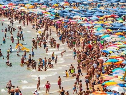 Playa de Benidorm, símbolo de un modelo de turismo de sol y playa implementado durante el tardofranquismo