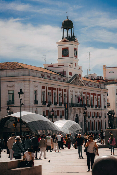 A Puerta del Sol, onde está o prédio da Presidência de la Comunidad de Madrid, é um marco histórico e cultural, conhecida como ponto zero das estradas da Espanha e palco de eventos icônico