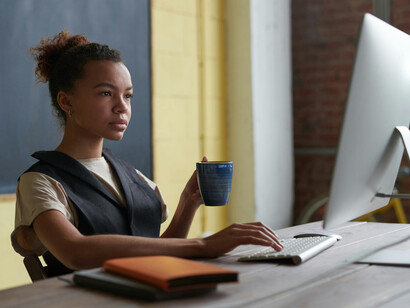 Metodologias ativas colocam os alunos no centro do ensino, promovendo habilidades essenciais como colaboração e criatividade na formação educacional
