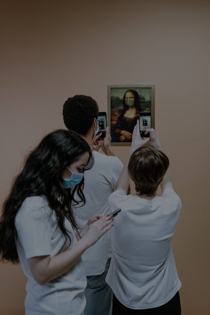 Jovens utilizam o celular para fotografar obra de arte