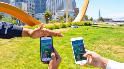 Cazando Pokemon en un parque