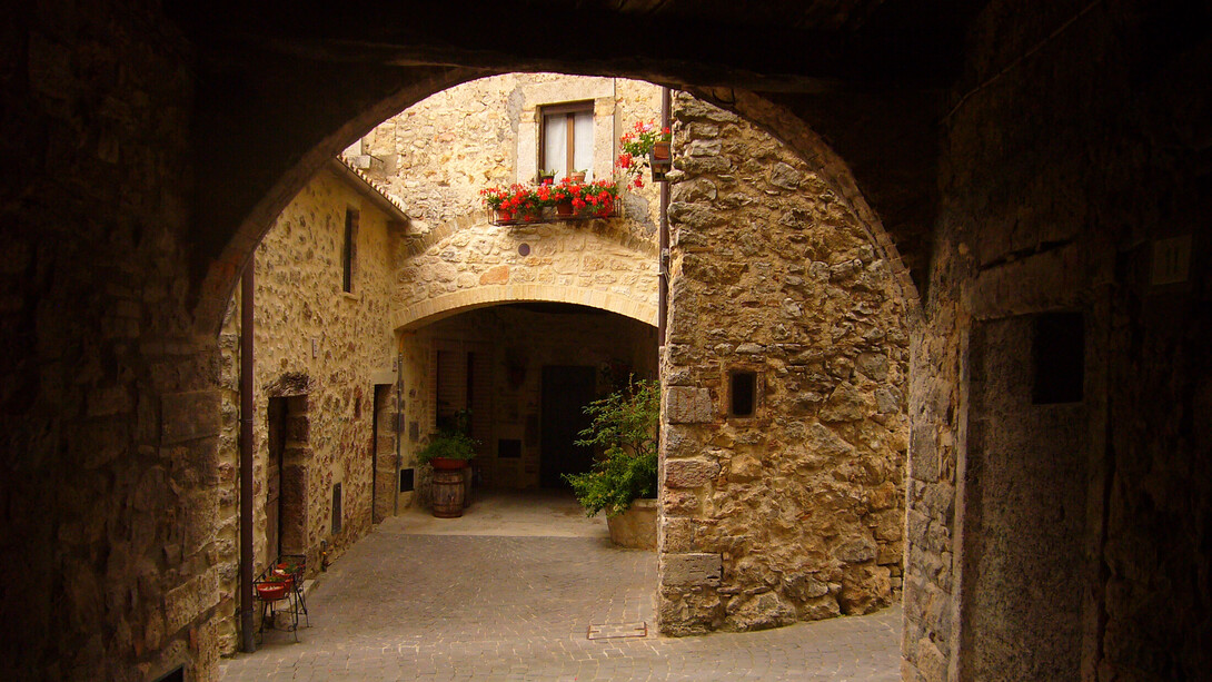 Vicoli e piazzette caratterizzano la struttura urbana di Civitella del Lago