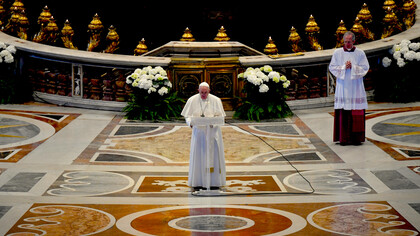El papa Francisco durante la misa del Domingo de Resurrección celebrada en una basílica de San Pedro desierta. Foto: Vatican Media