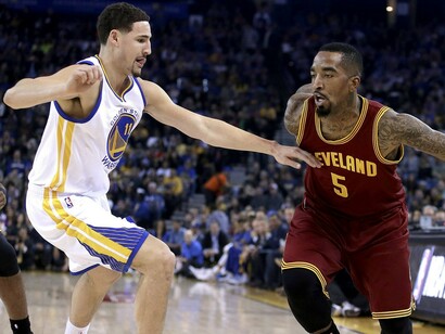 J.R. Smith (Cleveland Cavaliers) esquiva a un rival