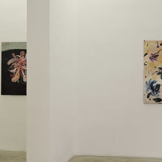 José Luis Valverde, En la cruz me coso yo, vista de exhibición. Cortesía de la Galería Silvestre