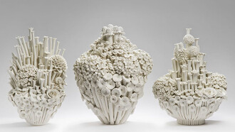 Bellas como piezas singulares, al agruparlas se pueden crear naturalezas muertas e instalaciones. La porcelana nos entrega sutileza, el gres aporta dramatismo