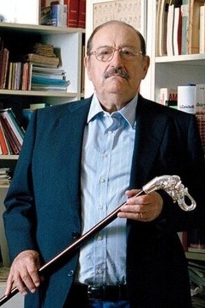 Umberto Eco nel 2011 in una foto di Oliver Mark. Eco è stato anche un influente saggista e accademico, le cui opere teoriche, come "Opera aperta", hanno rivoluzionato lo studio della semiotica e della comunicazione