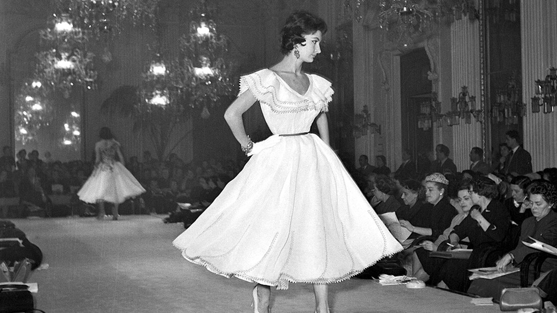 1955_1929: Gennaio 1955, Abiti da cocktail in passerella alla Sala Bianca, Palazzo Pitti © Archivio Foto Locchi. 

