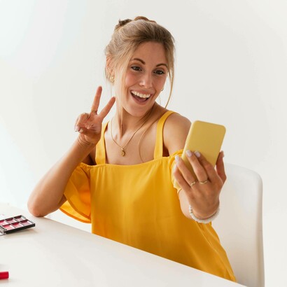 Donna mentre si fa un selfie: "...in un mondo di uguali molti -ma non tutti!- sentono il bisogno di distinguersi, comprensibile se non condivisibile, però l’originalità fine a sé stessa non porta lontano"