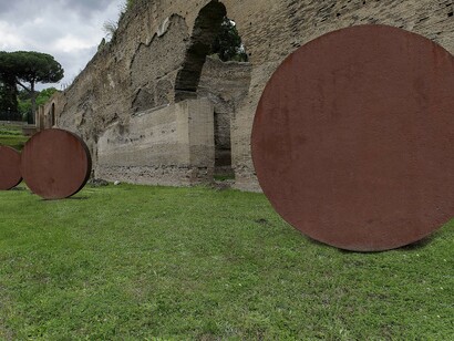 Installazioni, 1995 ferro e cemento rosso diametro 300x50 cm ciascuno tre elementi, courtesy Archivio Mauro Staccioli, Volterra, foto di Fabio Caricchia