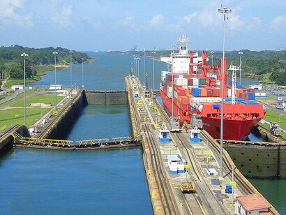 El canal de Panamá funciona a través de esclusas en cada extremo que elevan los barcos hasta el lago Gatún