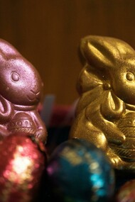 Historicamente, o chocolate era reconhecido pelo seu teor de cacau, ingrediente rico em flavonóides, antioxidantes e compostos bioativos associados à saúde cardiovascular e ao bem-estar. É conhecido por liberar substâncias que nos dão sensação de prazer e conforto, alívio da TPM, além do delicioso sabor. Contudo, nos últimos anos, muitas indústrias têm reduzido a quantidade de cacau em suas formulações, substituindo-o por maiores proporções de açúcar, gorduras vegetais e aditivos, visando reduzir o pagamento de impostos e aumentar os lucros das empresas