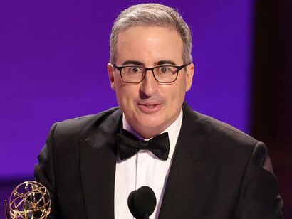 El ganador, John Oliver, no solo agradeció a su mascota, sino que extendió su dedicatoria a todos los perros del mundo, reconociendo su amor incondicional