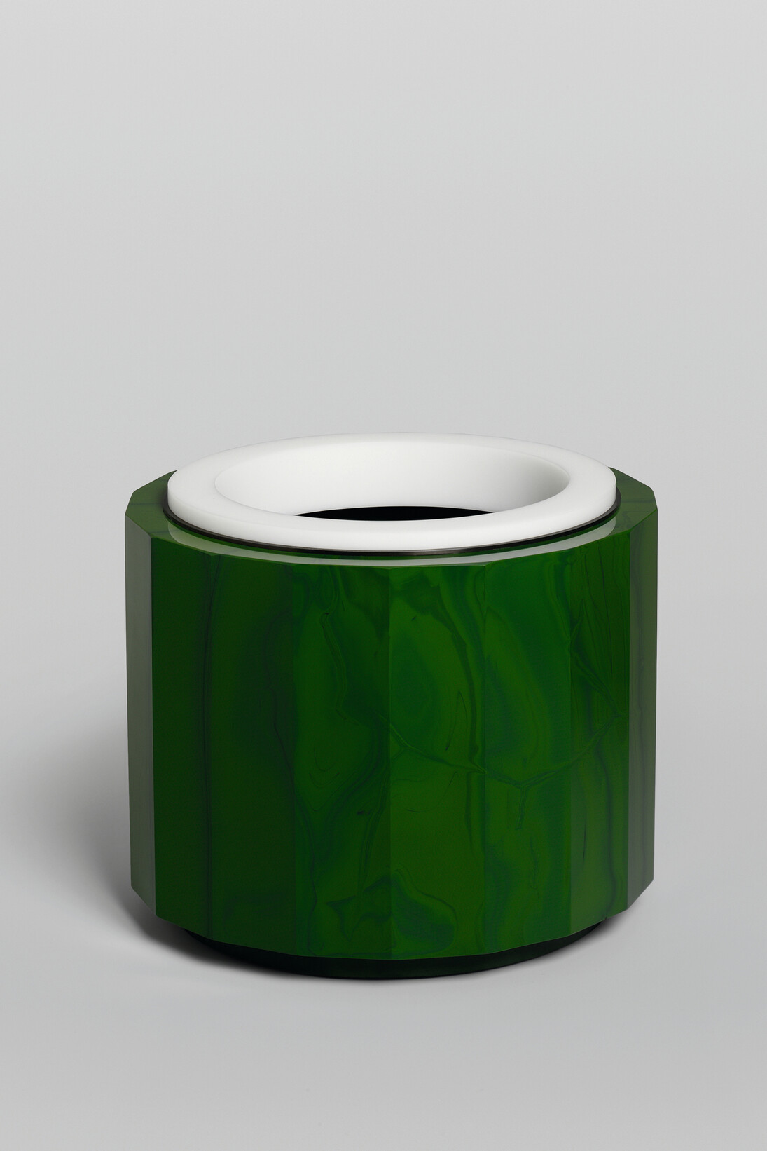 Anna Dickinson, Green Faceted Vessel with White Rim, 21 x 26 cm, 2015, ©Robert Hall Photography, courtesy von Bartha 