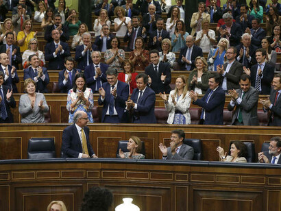 Los diputados del PP aplauden a Cristóbal Montoro, ministro de Hacienda, el día de la aprobación de los presupuestos en la Cámara Baja