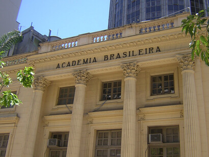 Localizada no centro do Rio de Janeiro, a sede da ABL, o Petit Trianon, foi doada pela França em 1923. O espaço homenageia imortais da literatura e abriga uma rica biblioteca