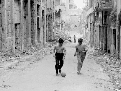 Niños jugando al fútbol en la calle