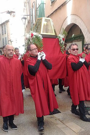 Procesión de la Santa Cofia, una de las reliquias de Cristo, en las calles de Cahors, Francia