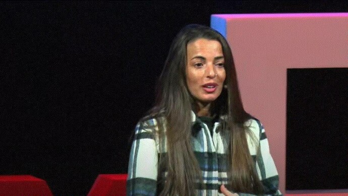 Screenshot dall'intervento "La libertà non è scontata. La mia vita dopo la prigione di Teheran" di Alessia Piperno a TEDxBari