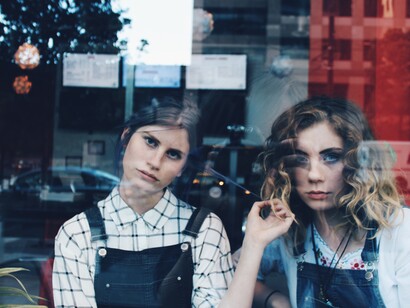 Contar con buenas amigas es una de las claves para no echar en falta una relación de pareja estable