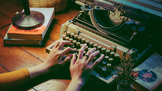 Según la RAE, el gerundio es una forma no personal del verbo