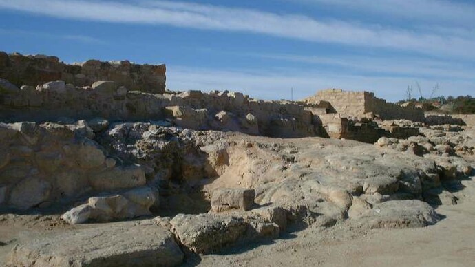 Muralla del conjunto arqueológico del Tossal de Manises, antigua ciudad ibero-cartaginesa-romana de "Akra-Leuke" o "Lucentum", en Alicante, España