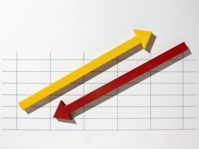 Ces flèches inversées symbolisent l’“interruption élargie” qui couvre les baisses anticipées