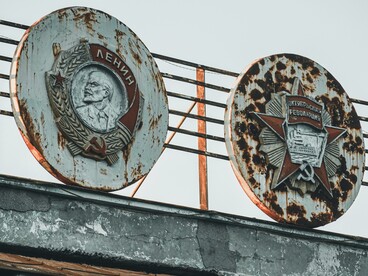 Carteles propagandísticos honorando a la
Unión Soviética. Con Vladimir Lenin a la izquierda y la medalla de la Orden de la Revolución de Octubre a la derecha, estas representaciones animan el culto a la personalidad política