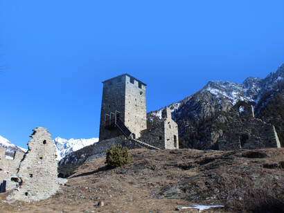Il castello è sospeso su di un costone della Val d’Ayas 