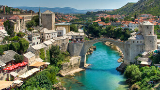 El puente de Mostar sobre el río Neretva. Bosnia Herzegovina