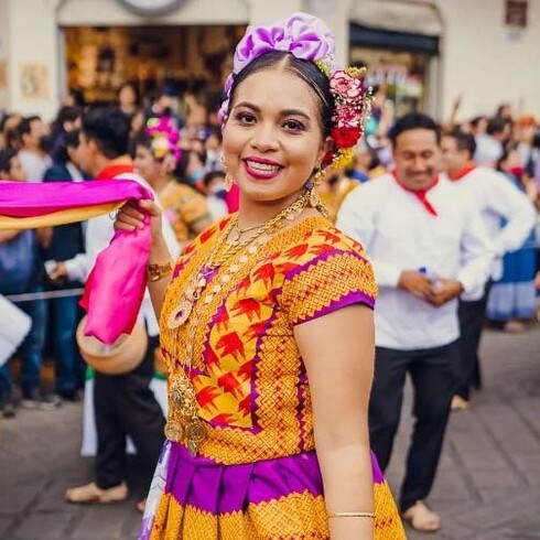 Mujer luce un traje típico del Itsmo de Tehuantepec, México, durante la celebración de la Guelaguetza 