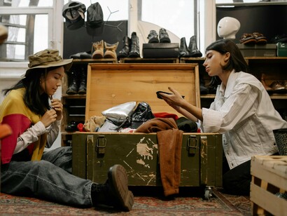 Amigas escolhe roupas em brechó. cada vez mais houve surgimento de tendências super rápidas que começam nas plataformas, viraliza e então as marcas e grandes Maisons de luxo adicionam a sua passarela trazendo um novo padrão ao ciclo da Moda revertendo a cadeia. Mas as marcas grandes não apenas se inspiram em muitas peças virais, como as lojas de departamento que em questão de semanas já tem toda uma nova gama de peças disponíveis referente aos virais das redes sociais
