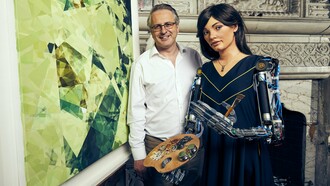 Ai-Da com o galerista Aidan Meller no Reino Unido, 2019. Há décadas, artistas programam algoritmos para criar imagens, sons e textos. Mas então, o que torna a obra de Ai-Da uma novidade?  A novidade não está no seu processo criativo, mas no espetáculo cuidadosamente construído ao seu redor