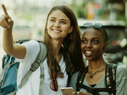 Amigas viajam juntas. Inicialmente havia duas ideias na mesa, Islândia ou Grécia. Depois surgiu o Egito, que acabou ganhando a disputa. Porém, o orçamento não era o suficiente para o que havíamos planejado. Buscamos um novo plano que passou a incluir não apenas um país, mas quatro: Hungria, Eslováquia, Áustria e Alemanha, conhecendo cinco cidades, sendo quatro delas as capitais
